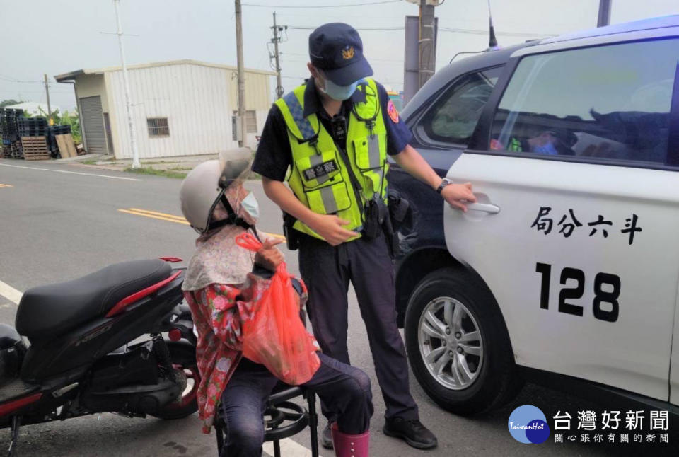 榴中派出所副所長劉信岳、警員石育銓以巡邏車載老婦平安返家／警方提供