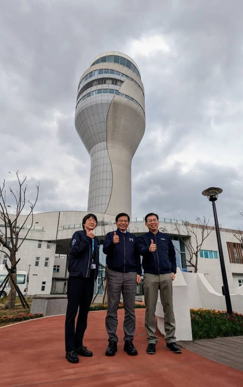 王國材部長與桃園機場新塔臺合影留念。（圖：桃園機場公司）