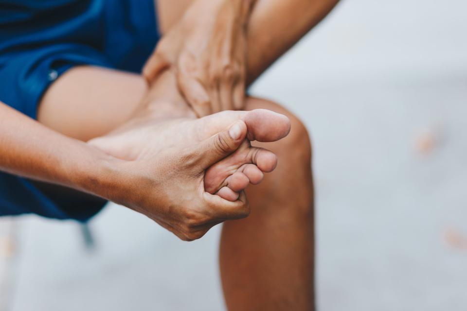 Schmerzen in der Nähe der Ferse, besonders nach dem Aufstehen in der Frühe, können Zeichen einer Plantarfasziitis sein. - Copyright: Anupong Thongchan / EyeEm / Getty Images