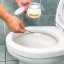 <p><strong>Pour lutter contre le tartre et le calcaire</strong>, verser 3 cuillères à soupe de bicarbonate dans le fond des toilettes, ajouter un verre de vinaigre blanc, laisser mousser et agir puis frotter à l’aide d’une brosse. </p> <p><strong>Si le fond de la cuvette est très entartré</strong>, répéter l’opération.</p>