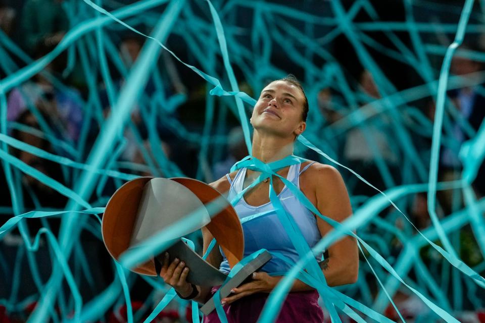 Aryna Sabalenka, de Bielorrusia, sostiene el trofeo de ganador tras derrotar a Iga Swiatek de Polonia en la final femenina del torneo de tenis Abierto de Madrid.