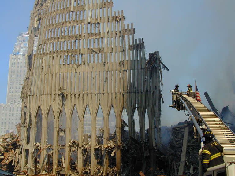 Los bomberos y los rescatistas urbanos de Nueva York revisan los escombros del World Trade Center en Nueva York en busca de sobrevivientes el martes 18 de septiembre de 2001