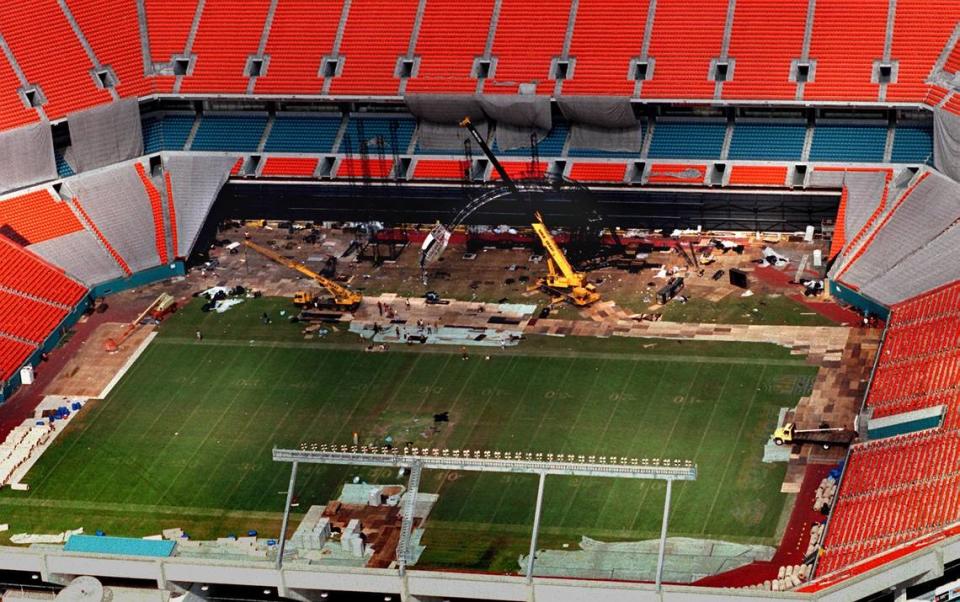 Cuadrillas desmontan el set Voodoo Lounge de los Rolling Stones el 26 de noviembre de 1994, al día siguiente del concierto de la banda en el Joe Robbie Stadium, en Miami Gardens. Los Miami Marlins jugaron en ese estadio desde su creación en 1993 hasta el final de la temporada 2011 de la MLB. JON KRAL/Miami Herald file