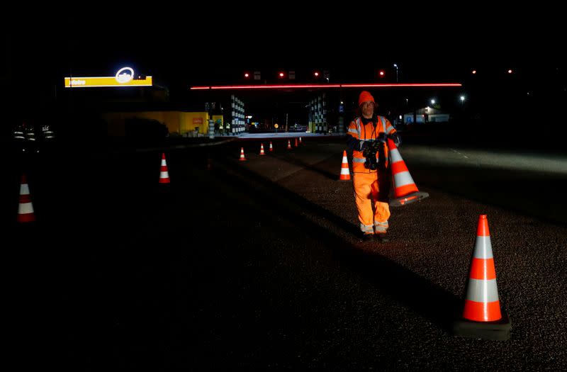 A worker removes barriers at border crossing point in Ikla