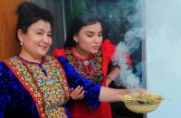 Des femmes procèdent à une fumigation, le 11 décembre 2020 à Achkabad, au Turkménistan