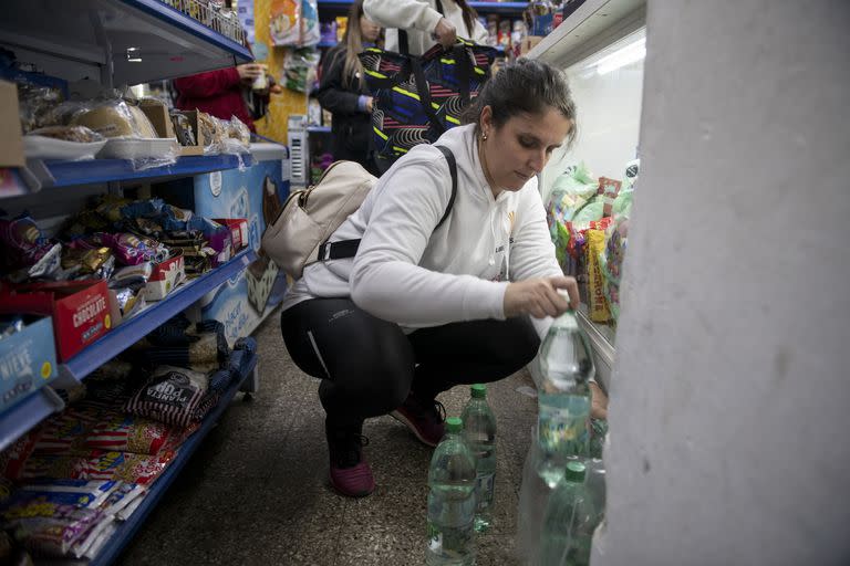 Una mujer compra agua embotellada en un supermercado en Montevideo, Uruguay