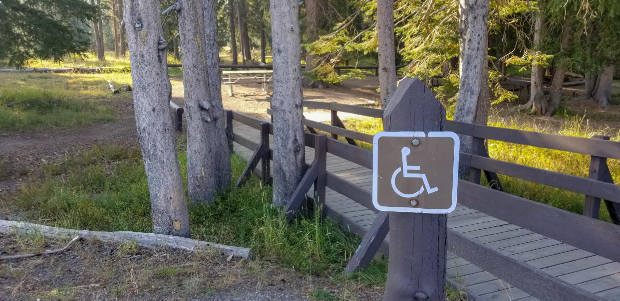 A sign indicates that the West Thumb Picnic Area at Yellowstone National Park is wheelchair accessible.