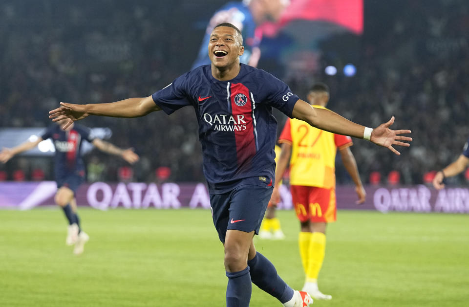 Kylian Mbappé, del París Saint-Germain, festeja el tercer tanto de su equipo ante Lens en un partido de la liga francesa, el sábado 26 de agosto de 2023 (AP Foto/Michel Euler)