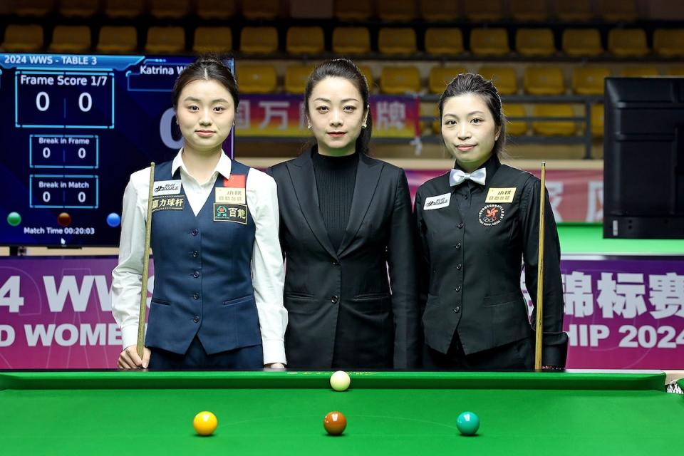 溫家琪（右）8強不敵白雨露（左）。（圖：World Women’s Snooker）