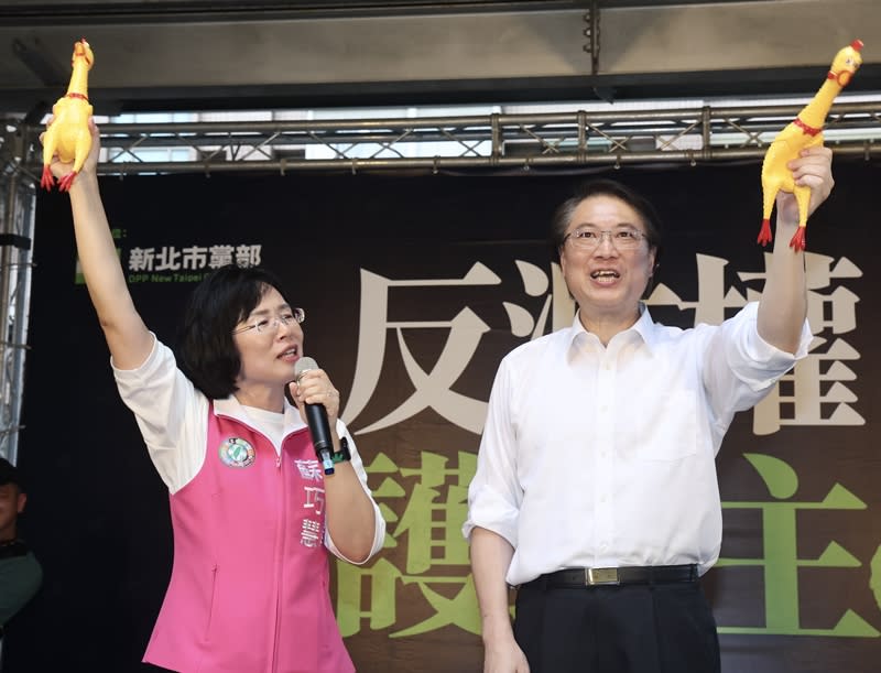 外傳可能是2026年新北市長人選的民進黨祕書長林右昌（右）與同黨立委兼新北市黨部主委蘇巧慧（左）15日在新北同台引關注，兩人皆表示，今天重點是宣講覆議案，要為台灣反濫權、護民主。（中央社）