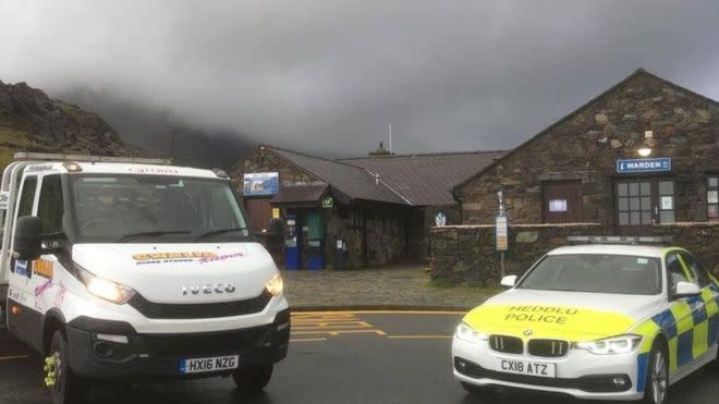 Police wait with a tow truck at Pen-y-Pass (Picture: Police)