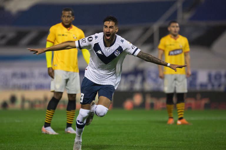 El festejo de Juan Martín Lucero, el autor del gol de Vélez cuando iban seis minutos del primer tiempo