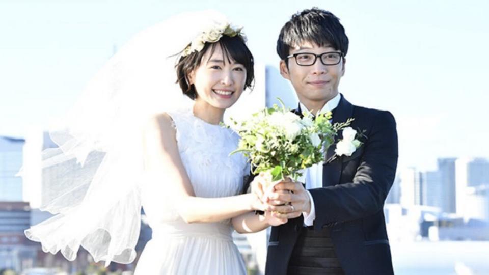 新垣結衣（左）和星野源因戲結緣，婚後一舉一動備受關注。（圖／翻攝自TBS「逃げるは恥だが役に立つ」推特）