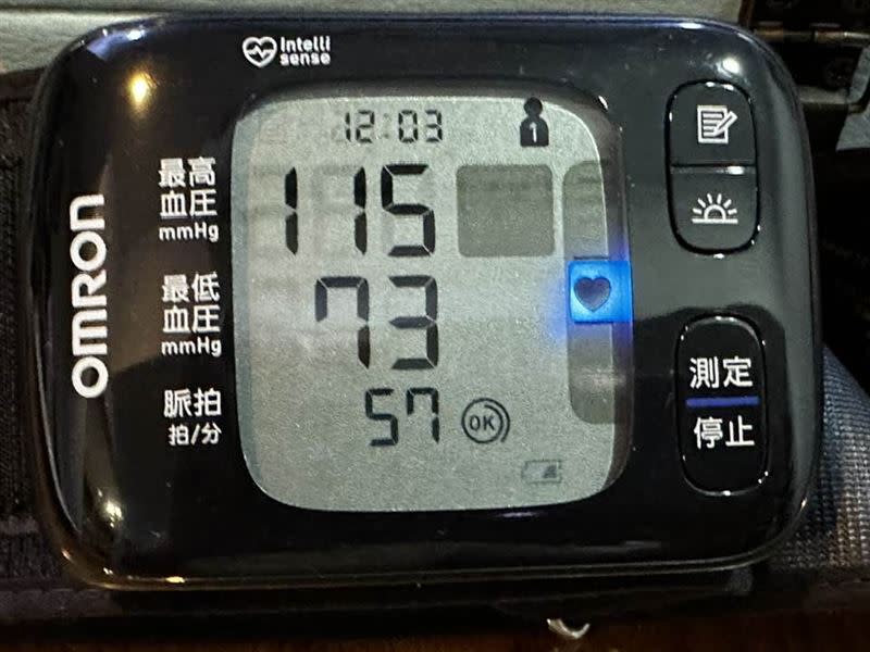 鄭明典貼出開暖氣前、後的血壓數值。（圖／翻攝自鄭明典臉書）