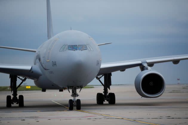 Un avion avec à son bord des ressortissants afghans atterir à Roissy-Charles de Gaulle le 18 août. Le dernier vol français des évacuations est arrivé lui ce dimanche 29 août. (Photo: SARAH MEYSSONNIER via REUTERS)