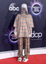 Dieser Allover-Look von Burberry würde an so gut wie jedem Star mehr als fragwürdig aussehen: Oversized-Oberteil zu Schlabberhose zu Puschen-Sneaker, dazu Kettenhemd und Imker-Hut – ist das wirklich der beste Look für die American Music Awards 2019? Aber weil es Billie Eilish (ihres Zeichens coolste Musikerin des Planeten) ist, die den Look trägt, fragen wir nicht weiter nach dem Sinn, sondern schweigen, genießen und warten auf neue, coole Songs. (Bild: Getty Images)