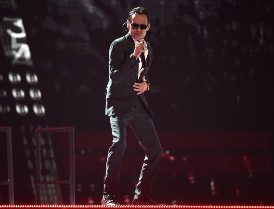 En esta foto del 15 de noviembre del 2018, Marc Anthony interpreta "Está rico" en la ceremonia de los Latin Grammy en Las Vegas. La actual gira de Marc Anthony está entre las 20 más lucrativas a nivel mundial, según la lista de Pollstar para la semana del 16 de enero del 2019. (Foto por Chris Pizzello/Invision/AP, Archivo)