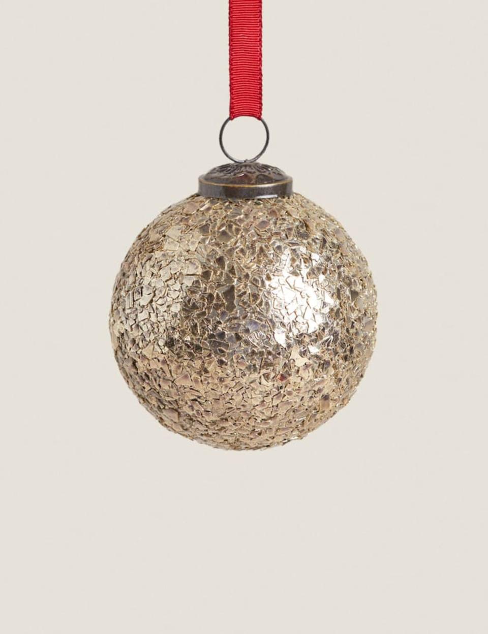 <p>12,99 euros chez Zara Home</p><br><a href="https://www.zarahome.com/fr/no%C3%ABl/d%C3%A9corations-de-sapin/boule-de-no%C3%ABl-miroir-bronze-(10%C2%A0cm)-c1020194534p326916208.html?colorId=312&ct=true" rel="nofollow noopener" target="_blank" data-ylk="slk:Voir sur le site;elm:context_link;itc:0;sec:content-canvas" class="link ">Voir sur le site</a>