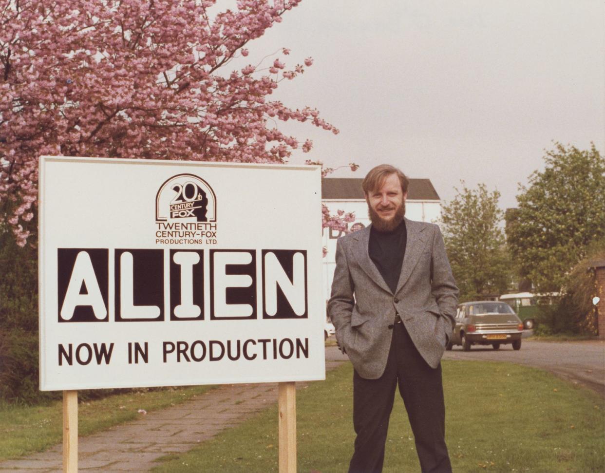 "Alien"-Erfinder Dan O'Bannon während der Dreharbeiten in den späten 70-ern. Der Autor, 2009 verstorben, musste viele Jahre lang um die Realisation seines Stoffes kämpfen. Nur zwei Millionen Dollar Budget waren zunächst für den Science Fiction-Film vorgesehen, Regisseur Walter Hill sprang ab. Ein unbekannter Typ namens Ridley Scott half aus ... (Bild: Courtesy of the O’Bannon Estate)