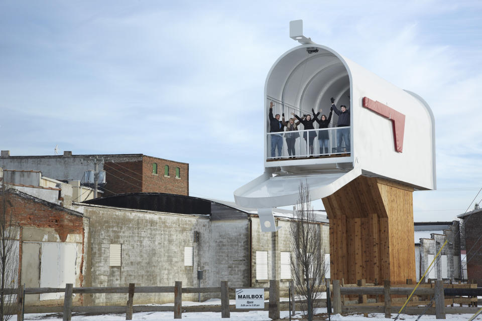 The largest mailbox measures 5,743.41 feet and was created by Jim Bolin of Casey, Illinois. A hidden stairway&nbsp;in&nbsp;the post stand allows visitors to climb up inside the actual mailbox.