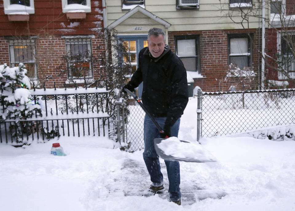 El flamante alcalde de Nueva York Bill de Blasio en una foto tomada el 3 de enero del 2014 palea nieve en la vereda de su casa de Brooklyn, New York. Con menos de 36 horas después de haber asumido el cargo de alcalde de la metrópoli neoyorquina, le llegó la primera prueba para su habilidad de liderazgo municipal con una violenta tormenta invernal. (Foto AP/Seth Wenig, Archivo)