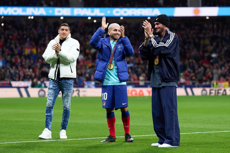 Nahuel Molina, Ángel Correa y Rodrigo De Paul en el homenaje de Atlético de Madrid por la conquista de la Copa del Mundo; los hinchas locales silbaron a De Paul