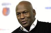 L'ancien joueur étoile de basketball Michael Jordan, pourtant reconnu pour n'avoir jamais appuyé de candidats dans le passé, a aidé à amasser des fonds pour la compagne électorale de Barack Obama. (AP Photo/Chuck Burton, File)