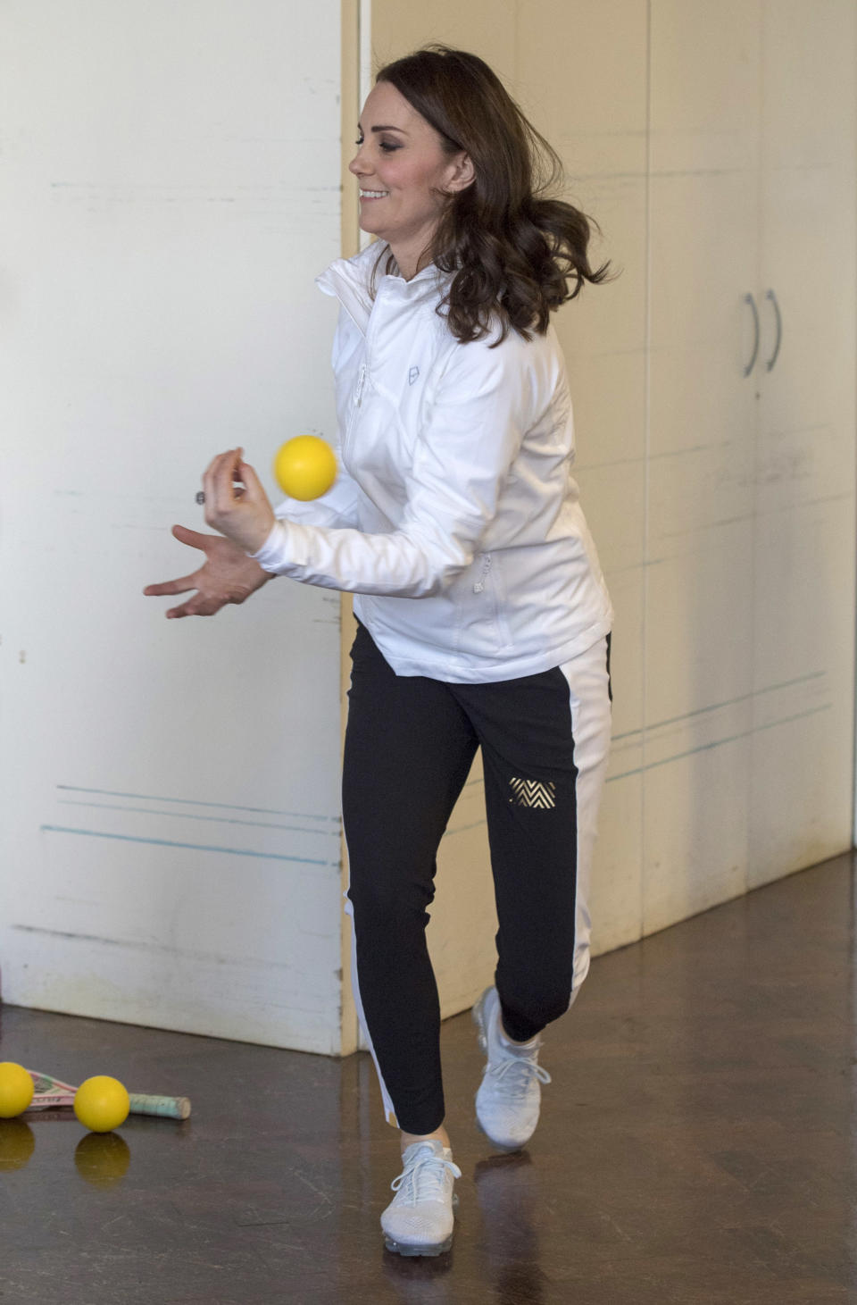 <p>Kate Middleton visitó la escuela elemental Bond Primary School en Mitcham, Inglaterra, y allí lució su embarazo en un atuendo deportivo y conquistó a todos con su sencillez/Getty Images </p>