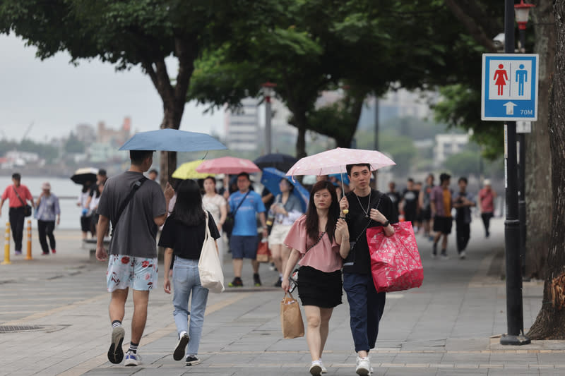 天氣不穩  偶有短暫陣雨（1） 中央氣象署預報，23日、24日天氣仍不穩定，各地有 短暫陣雨，28日起又一波梅雨鋒面影響，降雨增多。 圖為民眾在新北市淡水老街撐傘購物。 中央社記者裴禛攝  113年5月23日 