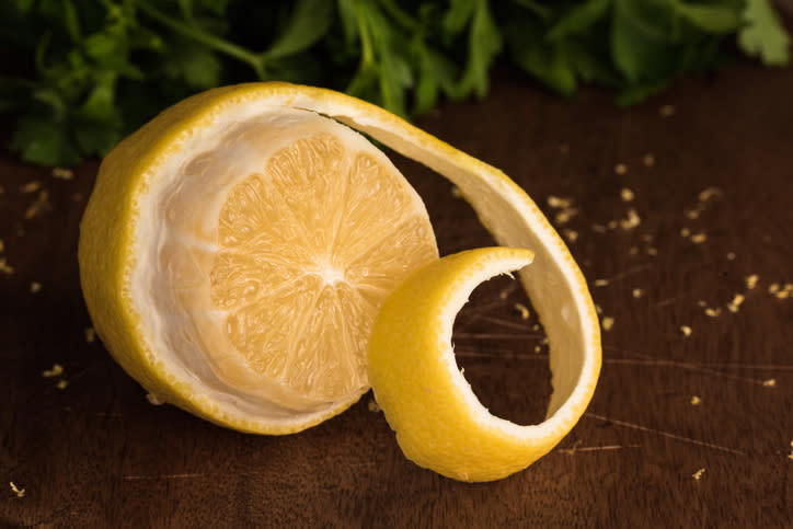 Para qué se puede usar la cáscara de limón