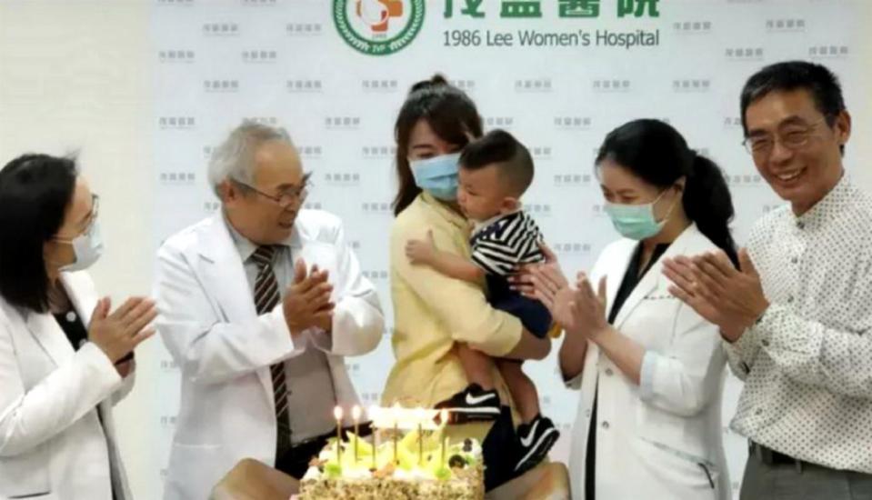 血友病婦人（中）以基因診斷和人工授孕技術，順利產下健康幼兒，院方昨日為小孩慶祝滿週歲。（記者陳金龍翻攝）