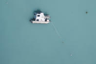 <p>A sunken boat is pictured in an aerial photo in the Keys in Marathon, Fla., Sept. 13, 2017. (Photo: Carlo Allegri/Reuters) </p>