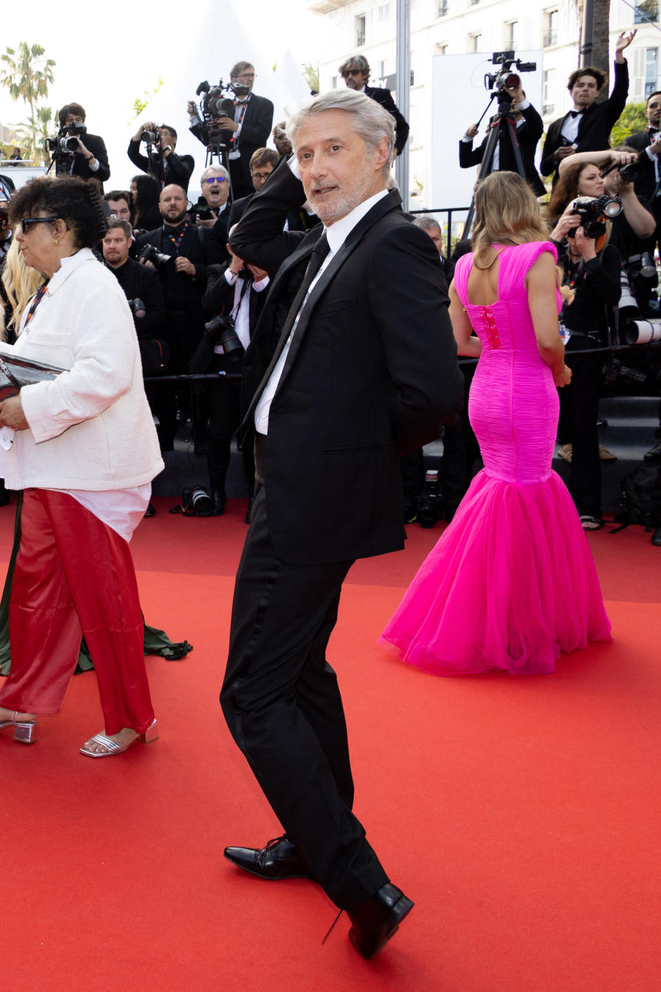 Antoine de Caunes, variant les poses.