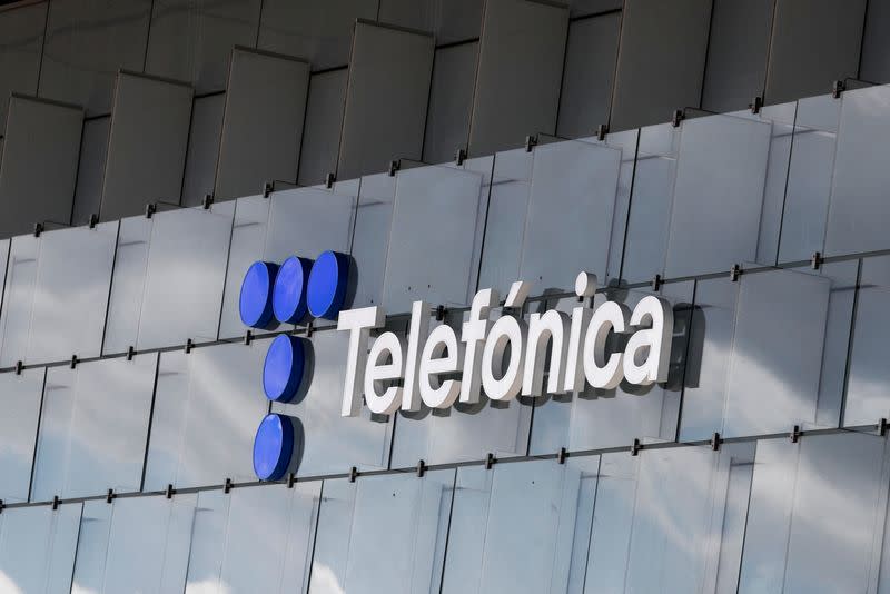 FOTO DE ARCHIVO: El logotipo de Telefónica en Madrid