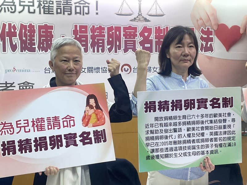 台灣婦女維護生命協會創會理事長解慧珍（左）、全國媽媽護家護兒聯盟副秘書長單信愛（右）11日表示，盼政府暫緩人工生殖立法的進度。（Photo by 簡嘉佑／台灣醒報）