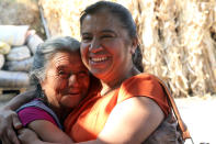 <p>TETELA DEL VOLCÁN, MORELOS.- Pilar Peña abraza a una mujer de la tercera edad que fue beneficiada con una casa construida con pallets de madera. FOTO: MARGARITO PÉREZ RETANA /CUARTOSCURO.COM </p>