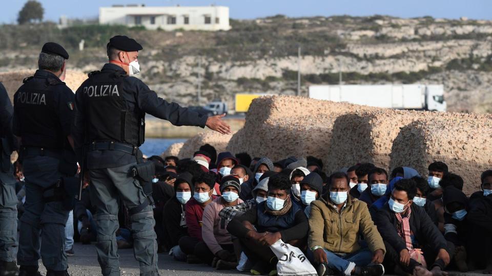 Auf der Mittelmeerinsel Lampedusa sind innerhalb kurzer Zeit mehr als 2000 Migranten angekommen.