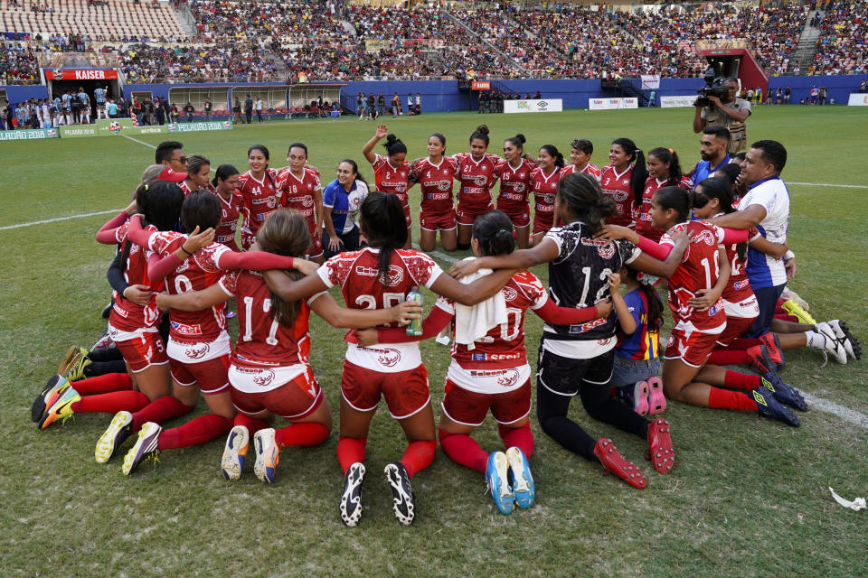 Jugadoras de Salcomp en el círculo central tras ganar la final del torneo Peladao en la Arena da Amazonia en Manaos, Brasil, el sábado 16 de febrero de 2019. (AP Foto/Víctor R. Caivano)