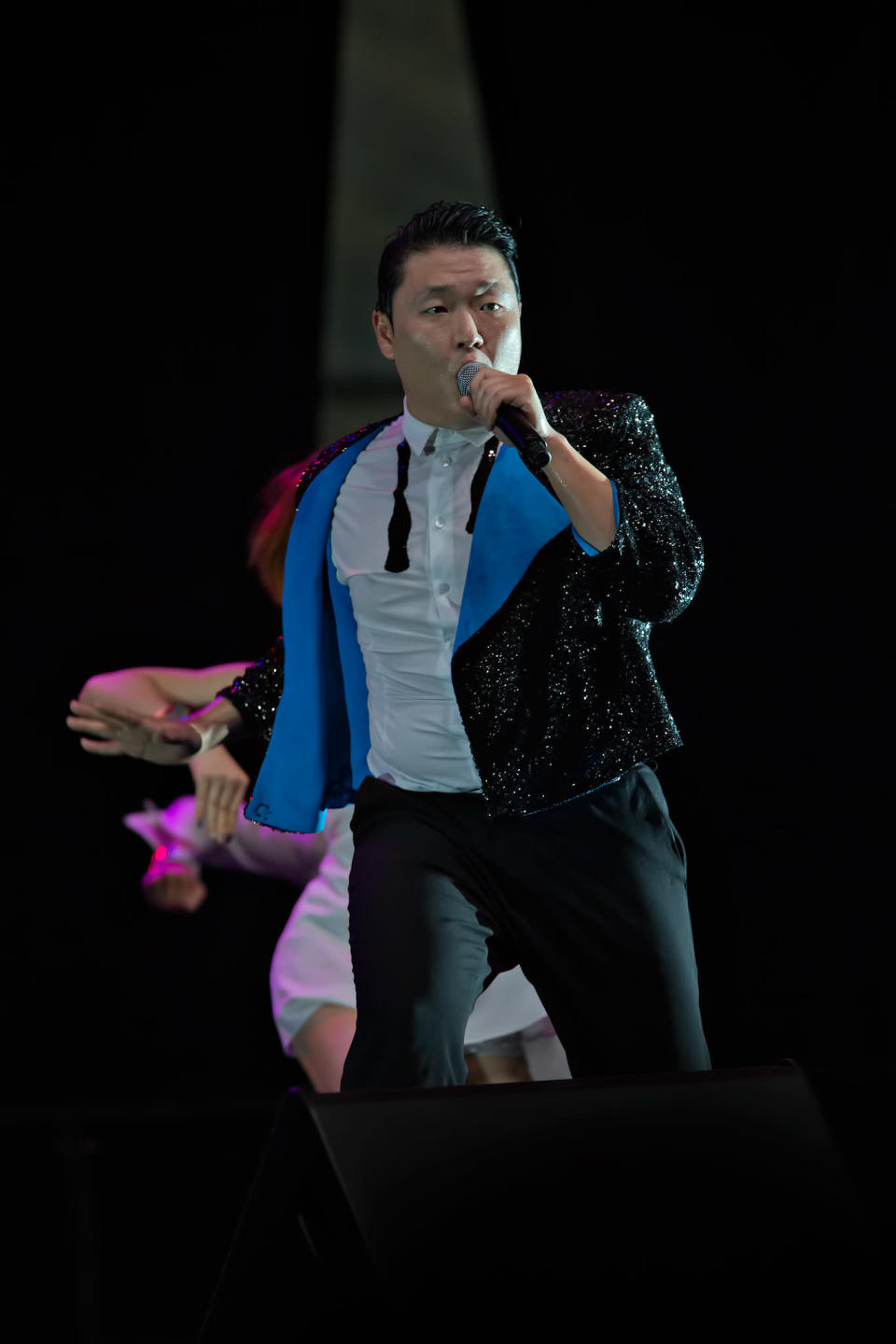 Psy performs in a free showcase at Marina Bay Sands. (Yahoo! photo)