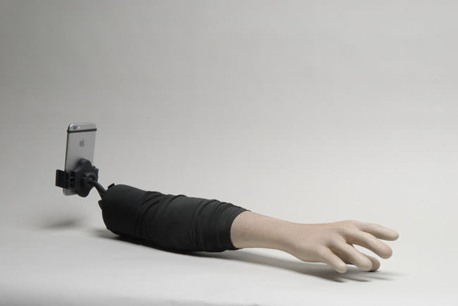 <p>Se hace llamar <em>selfie arm</em> (‘brazo de <em>selfie</em>’) y, tal como su nombre lo dice, se trata de un palo para <em>selfies</em> cuya forma simula ser la de un brazo humano. </p>