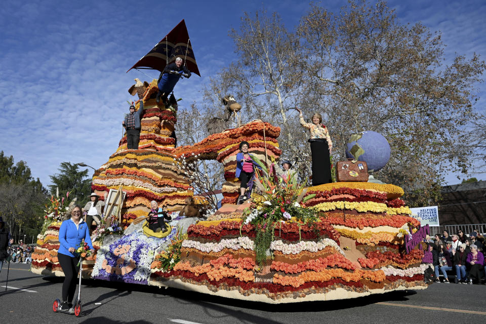 El carro de la Ciudad de Burbank ganador del Premio de la Reina a la presentación más destacada de rosas en el 134o Desfile de las Rosas en Pasadena, California, el lunes 2 de enero de 2023. (Foto AP/Michael Owen Baker)