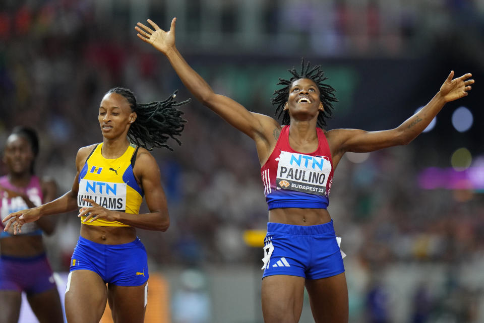 La dominicana Marileidy Paulino tras ganar los 400 metros del Mundial de atletismo, el miércoles 23 de agosto de 2023, en Budapest. (AP Foto/Martin Meissner)