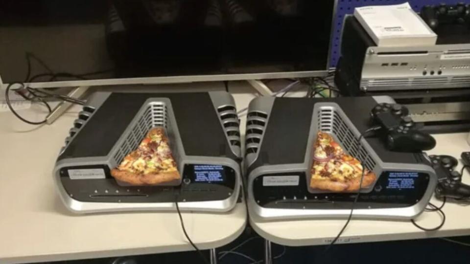 Devkit PS5 x pizza // Source : 9gag