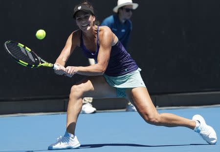 Tennis - Australian Open - Melbourne, Australia, January 18, 2018. Bernarda Pera of the U.S. hits a shot against Johanna Konta of Britain. REUTERS/Edgar Su