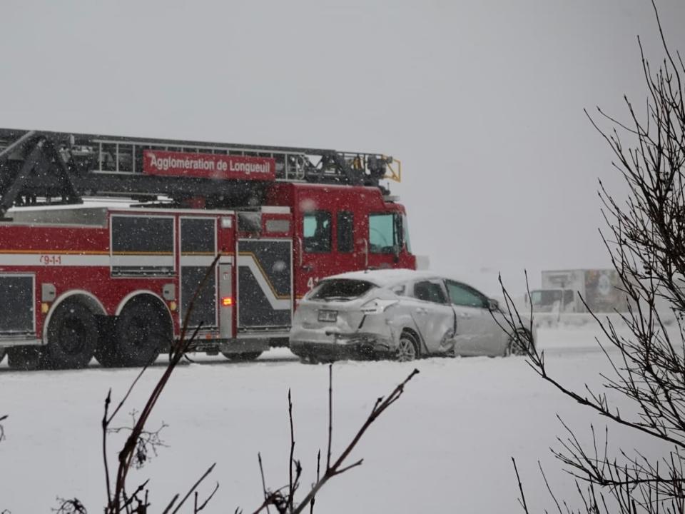 An accident involving several vehicles has closed a portion of Highway 20 eastbound in Boucherville, as heavy snowfall hits most of Quebec. (Simon-Marc Charron/Radio-Canada - image credit)
