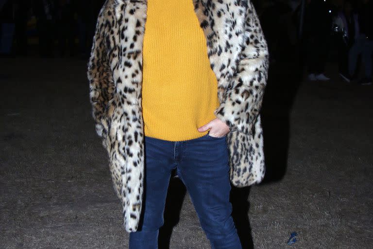 Otro de los que apostó por el animal print fue José María Muscari. El productor y director teatral combinó un look casual con un extravagante tapado de piel que se llevó todas las miradas