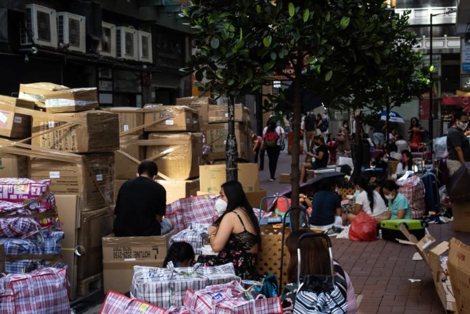 香港，中環區有多家戶對戶海運服務，每逢週日，大批移工會到這裏寄衣服、食物、日用品等物件回家鄉。