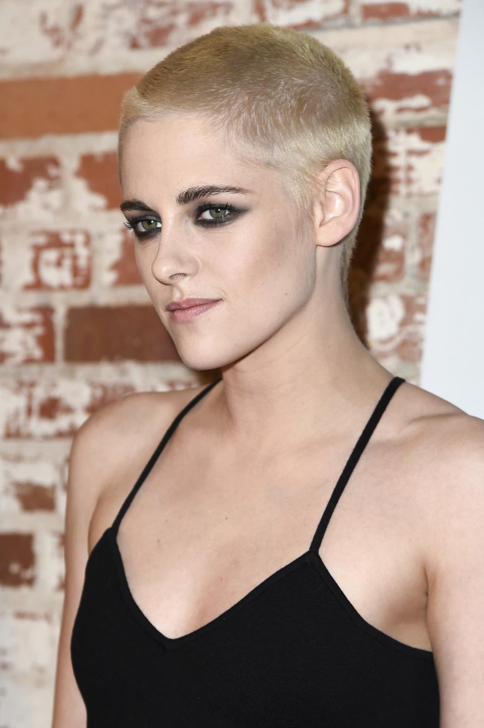 <p>Ultrakurz geschorene Haare waren in den Neunzigern schon in. Ob die „Sinéad O’Connor“-Frisur jetzt ihr Comeback feiert? Fashion-Ikone Kristen Stewart dürfte ihren Beitrag dazu leisten. (Bild: AP Images) </p>