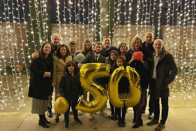 Jorge D´Alessandro festejando sus 50 años de casado con Marta, junto a sus hijos y nietos.