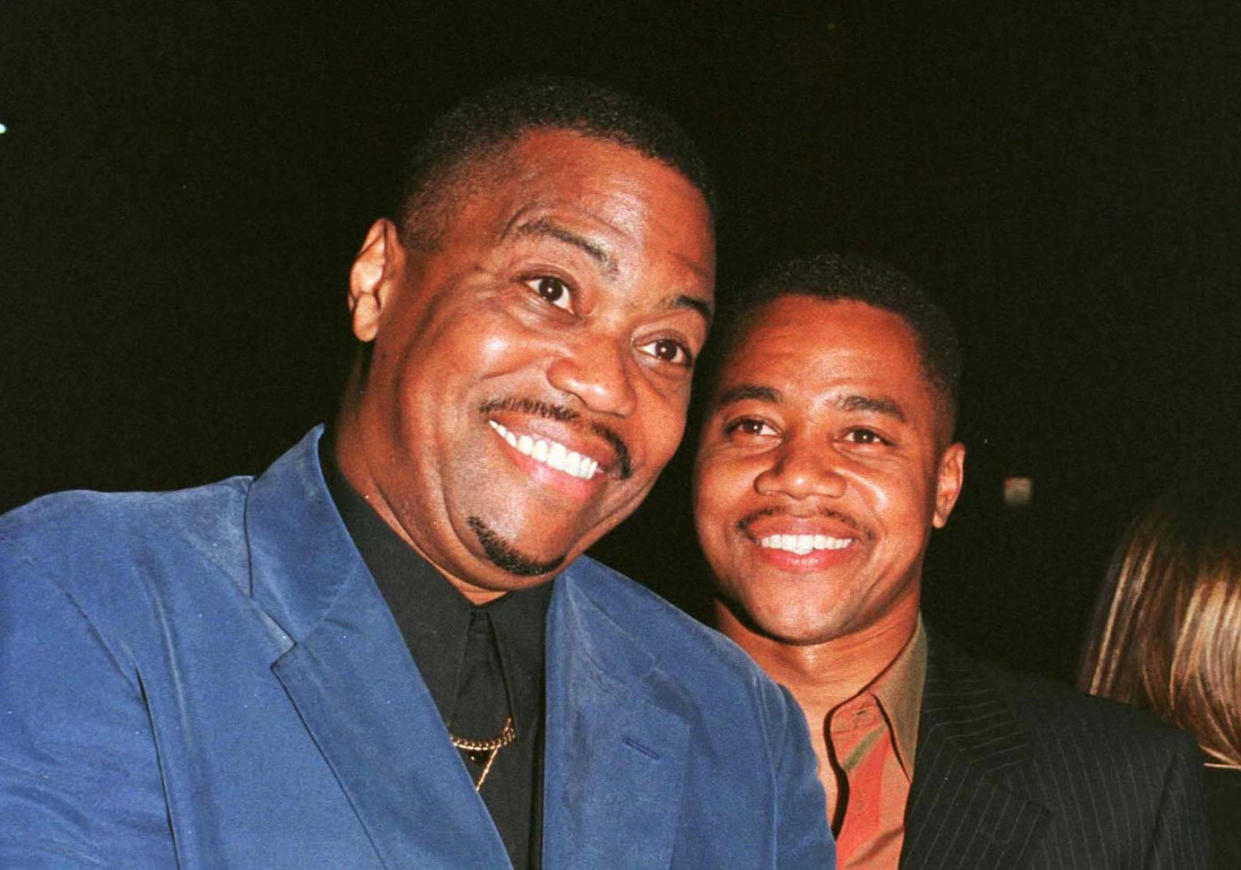 Cuba Gooding Senior mit seinem erfolgreichen Sohn bei einer Filmpremiere 1998 in Beverly Hills. Nur wenige Kilometer entfernt wurde er am 20. April tot in seinem Wagen gefunden. (Bild: Reuters)